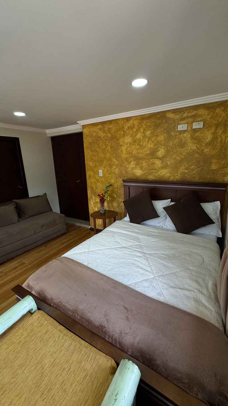 Double room with golden accent wall