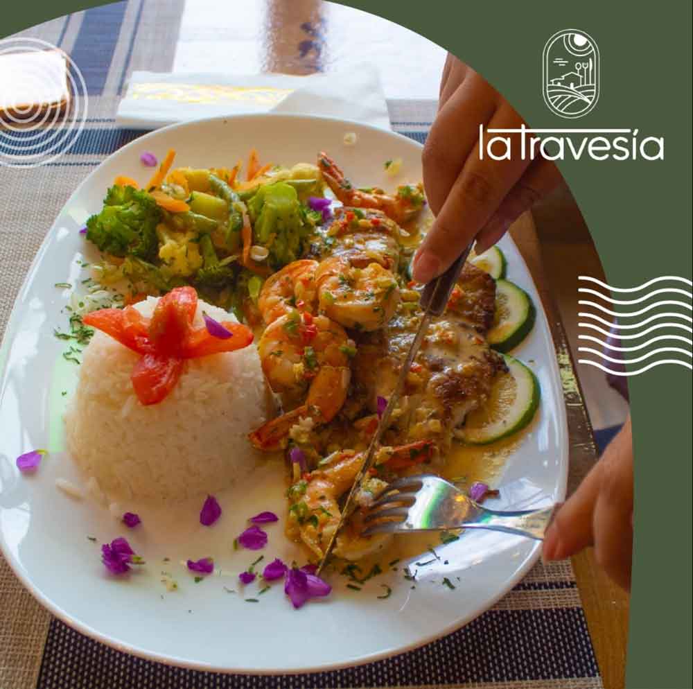 Shrimp with rice and fresh salad